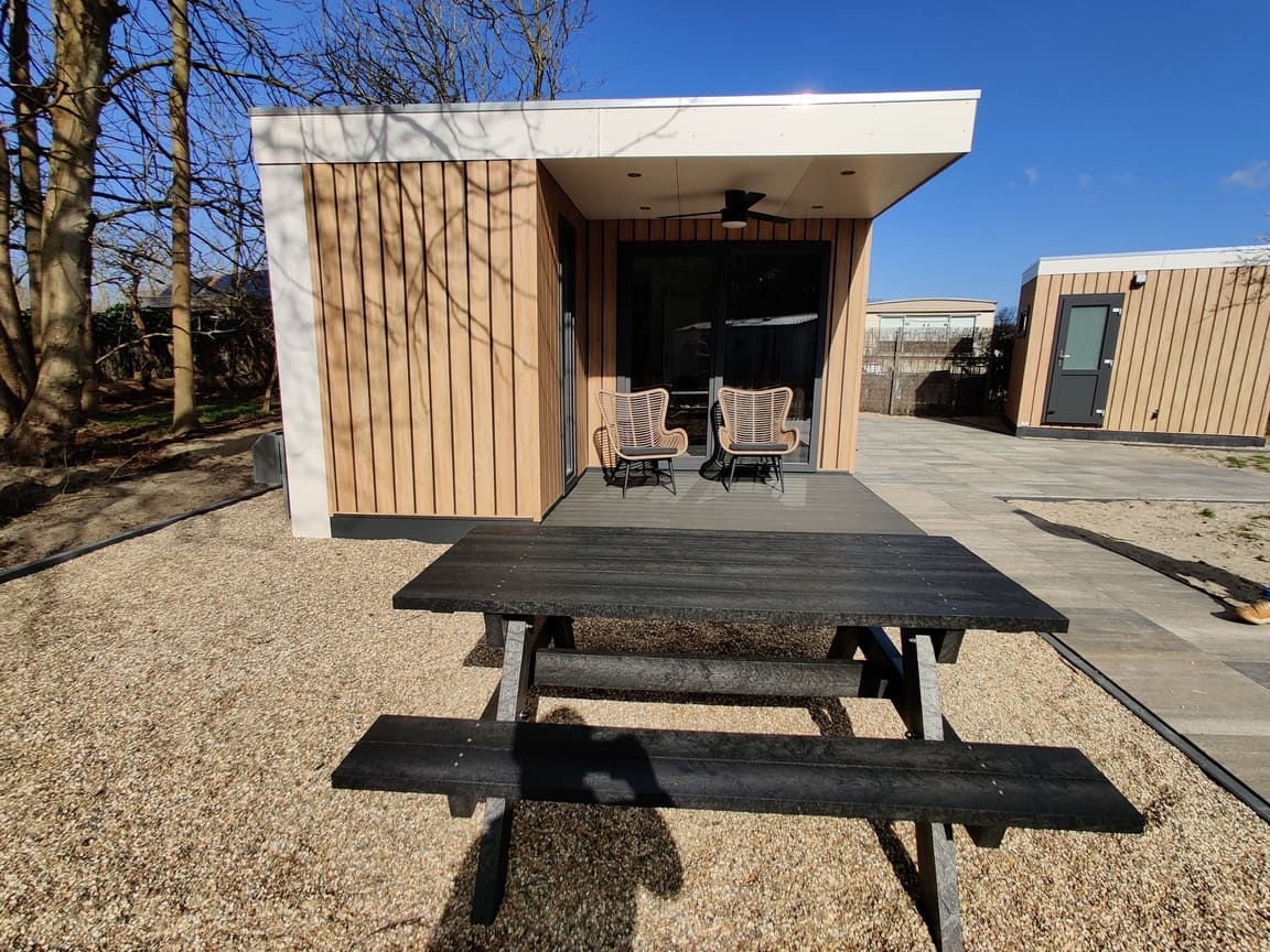 Zwarte picknicktafel huisje vakantiepark kunststof 2